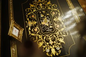 Art. History. Experience. – Eleganța jocului în Camera de Black Jack din București